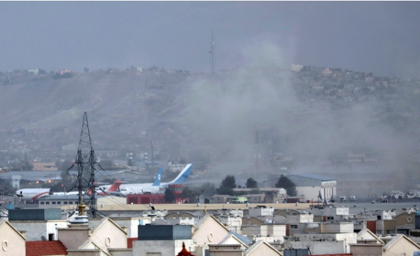 26일(현지시간) 아프가니스탄 카불 공항 외곽에서 폭탄 테러가 발생해 연기가 피어오르고 있다. 이번 폭발은 하미드 카르자이 국제공항 애비 게이트와 인근 배런 호텔에서 각각 발생해 아프간인 최소 60명이 숨지고 143명이 다쳤으며 미군도 12명이 숨지고 15명이 부상한 것으로 나타났다. 이슬람 무장조직 이슬람국가(IS)는 이번 폭발을 자신들의 소행이라고 주장했다. 2021.08.27.