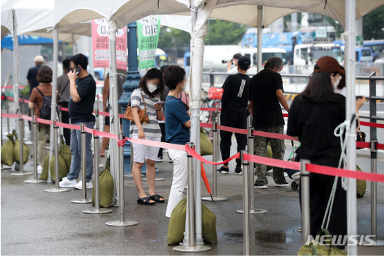 지난 29일 오전 서울역광장에 설치된 임시선별검사소에서 시민들이 검사를 받기 위해 줄을 서고 있다. 2021.08.29.