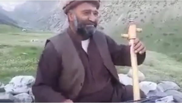 29일(현지시간) AP통신에 따르면 카불에서 북쪽으로 100㎞가량 떨어진 바글란주 안다라비 계곡에서 지난 27일 민요가수 파와드 안다라비가 탈레반 대원이 쏜 총에 맞아 사망했다. 안다라비가 생전에 연주 중인 모습. 사진출처: 유튜브 캡쳐2021.08.30