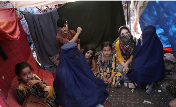 지난 13일 아프가니스탄 수도 카불의 항 공원에 있는 텐트 안에서 부르카를 입은 한 여성이 AP통신과 인터뷰를 하고 있다. 2021.08.18.