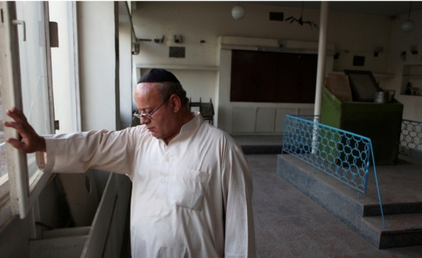 아프가니스탄에 남았던 마지막 유대인 제부론 시멘토브. 지난달 29일 그가 아끼던 유대교 회당의 창문을 닫고 있다. 2021.09.10