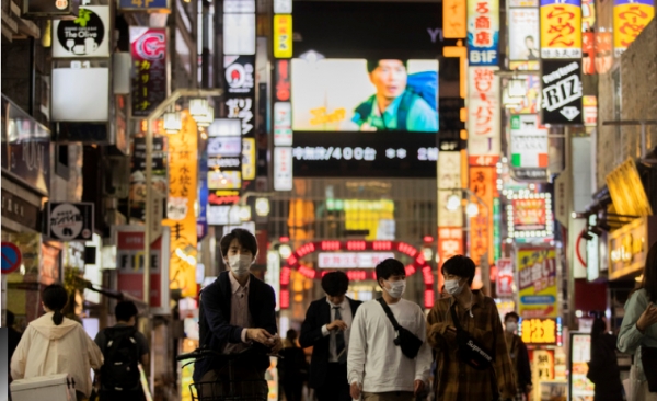지난 1일 일본 도쿄의 가부키초 거리를 시민들이 걷고 있다. 2021.10.22.