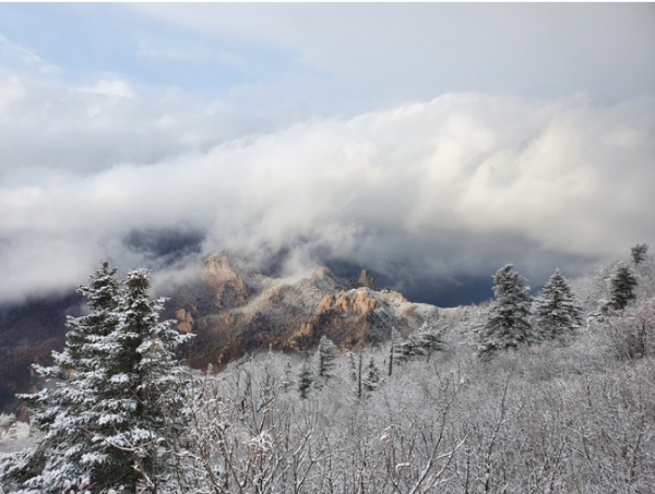 20일 강원도 양양군 설악산 국립공원 중청·대청봉 일대에 눈이 내려 쌓여 있다. 전날 올 가을 들어 첫눈이 내렸다. 지난해보다 15일 빨랐다. (사진=국립공원공단 설악산 국립공원사무소 제공) 2021.10.20.