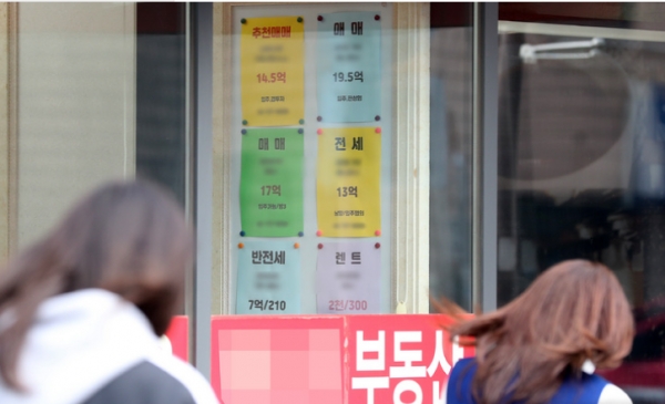 19일 한국부동산원에 따르면 이번 주 서울 아파트 매매수급지수는 99.6을 기록하며 지난 4월 5일 96.1 이후 7개월여 만에 100 아래로 떨어졌다. 매매수급지수는 0~200 사이에서 0에 가까울수록 '매도자'가 '매수자'보다 많은 상황을, 200에 가까울수록 '매수자'가 '매도자'보다 많은 상황을 뜻한다. 사진은 이날 오후 서울 시내 한 공인중개사 사무소에 시세표가 붙어있는 모습. 2021.11.19.