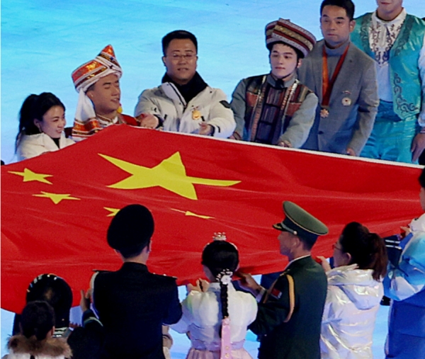 지난 4일 오후 중국 베이징 국립 경기장에서 열린 2022 베이징 동계올림픽 개막식에서 한복을 입은 한 공연자가 중국 국기인 오성홍기 입장식에 참여하고 있다. 2022.02.05.