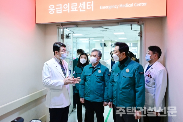 김현기 서울시의회 의장이 22일 보라매병원을 방문해 의료현장을 지키는 의료진 격려하고 감사의 뜻을 전했다. 2024.02.22.