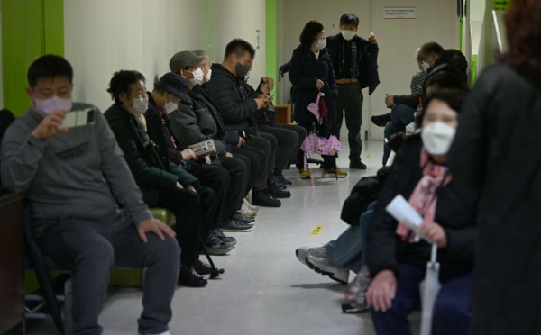 전공의 집단 이탈이 시작된 지 나흘째인 23일 오전 광주 남구 한 2차병원에서 시민들이 진료를 기다리고 있다. 2024.02.23.